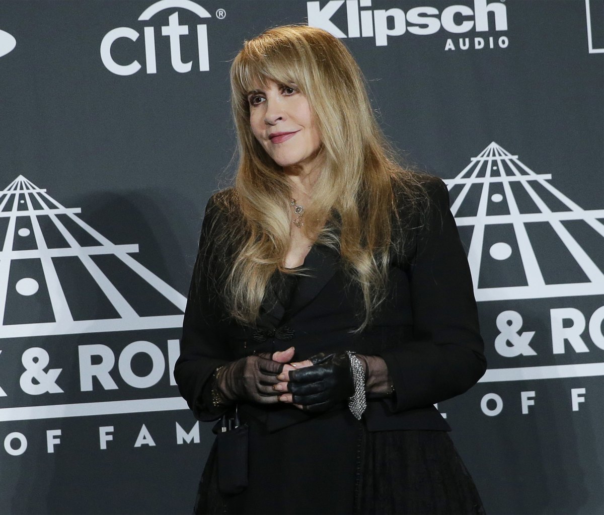 Stevie Nicks Pays Tribute To Best Friend Christine Mcvie Us Weekly