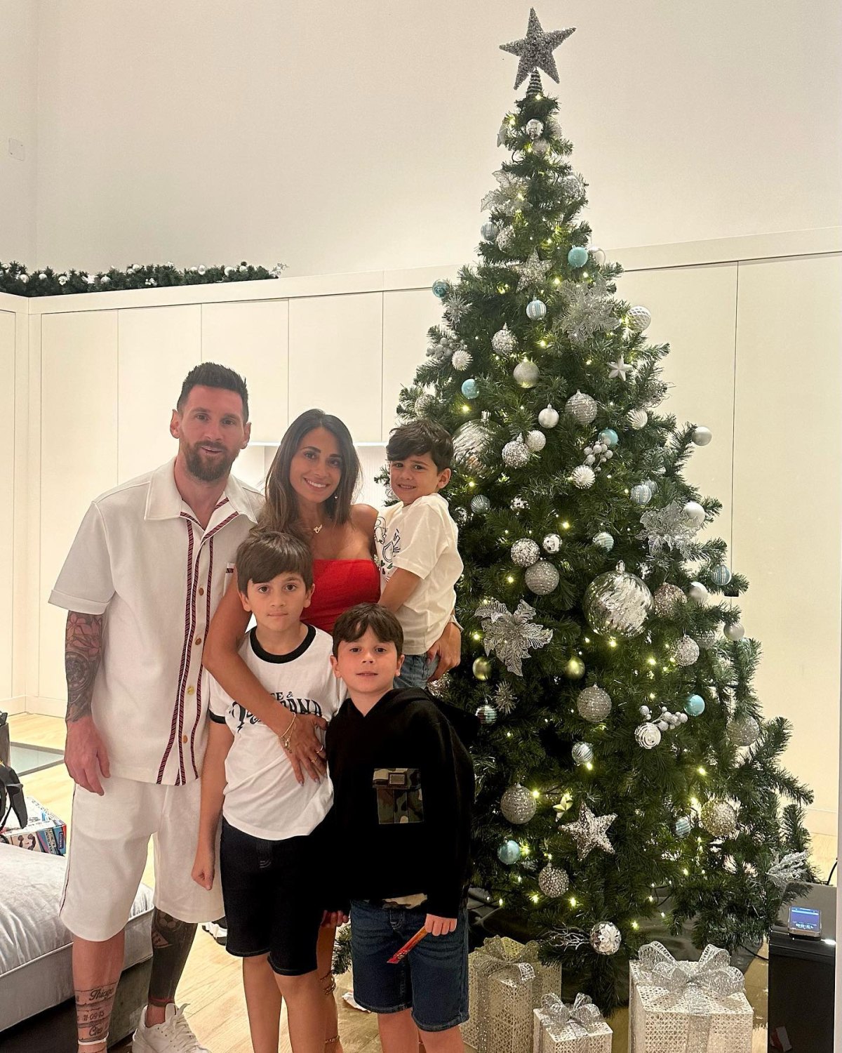 Lionel Messi & Family: Photos Of The Footballer, His Wife & Kids –  Hollywood Life