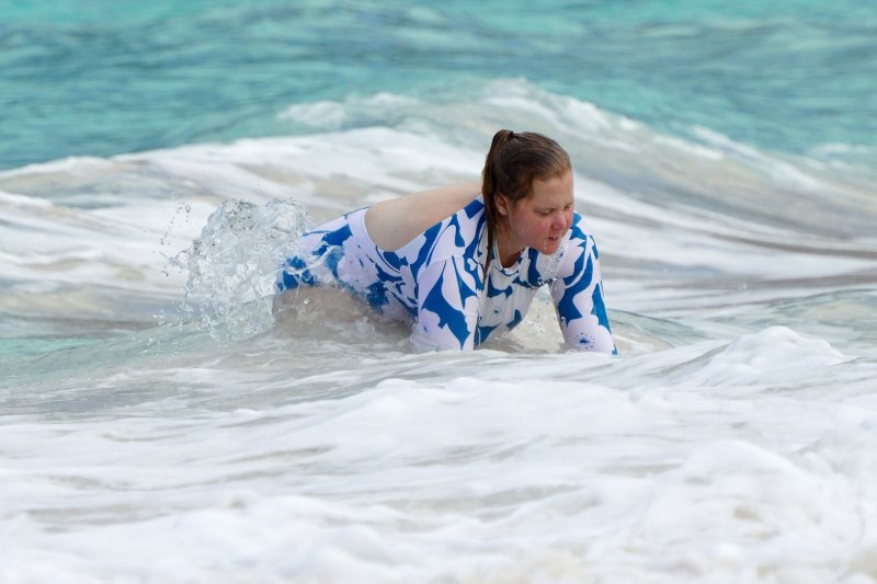 Amy Schumer e o marido Chris Fischer são todos sorrisos durante o passeio na praia