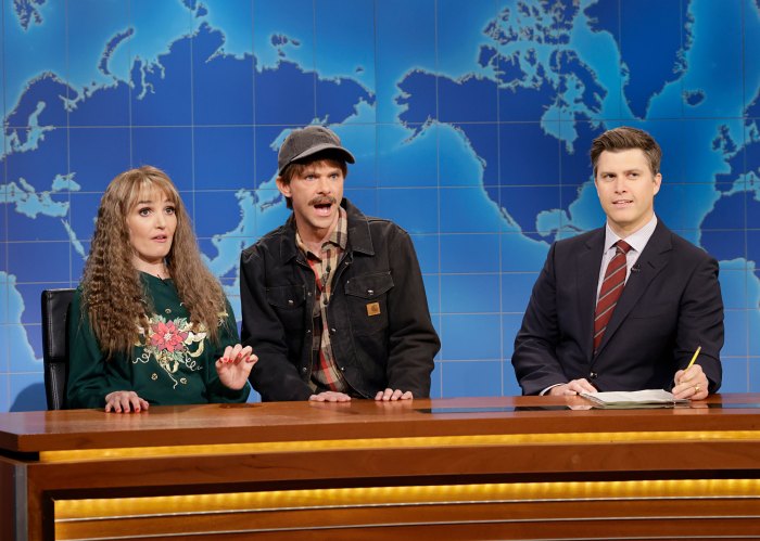Colin Jost se sonroja por la impresión de Scarlett Johansson en 'Saturday Night Live' durante la 'Actualización de fin de semana'