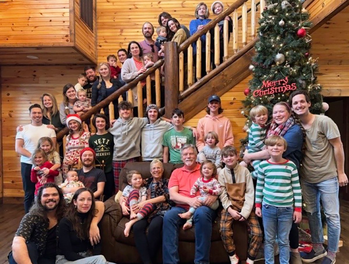 Isaac, Taylor and Zac Hanson Pose With All 39 Members of Their Family ...