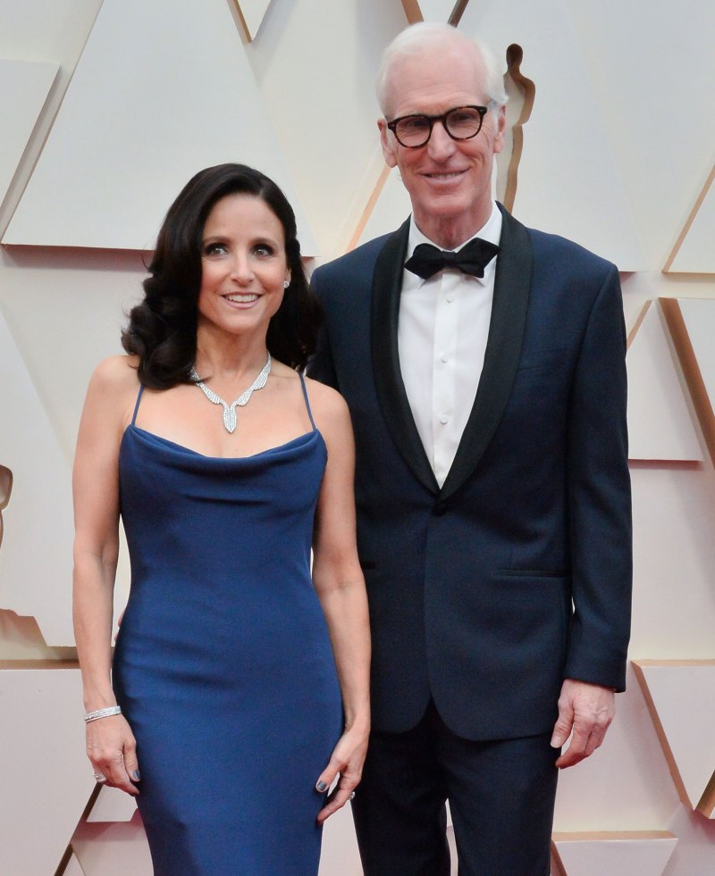 Julia Louis-Dreyfus e marido Brad Hall: uma linha do tempo de seu relacionamento vestido azul meia-noite