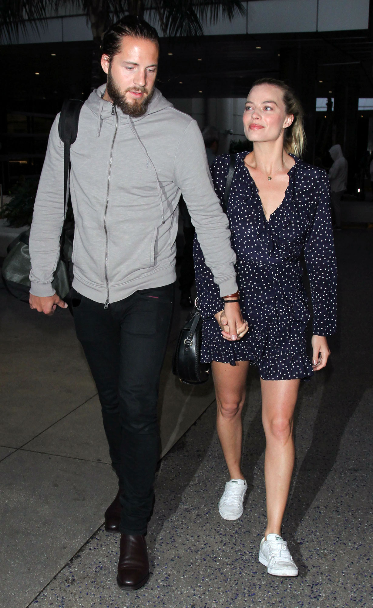 Margot Robbie Chronologie Des Relations De Son Mari Tom Ackerley Crumpe   Margot Robbie And Husband Tom Ackerleys Relationship Timeline Inside Their Low Key Marriage 2 