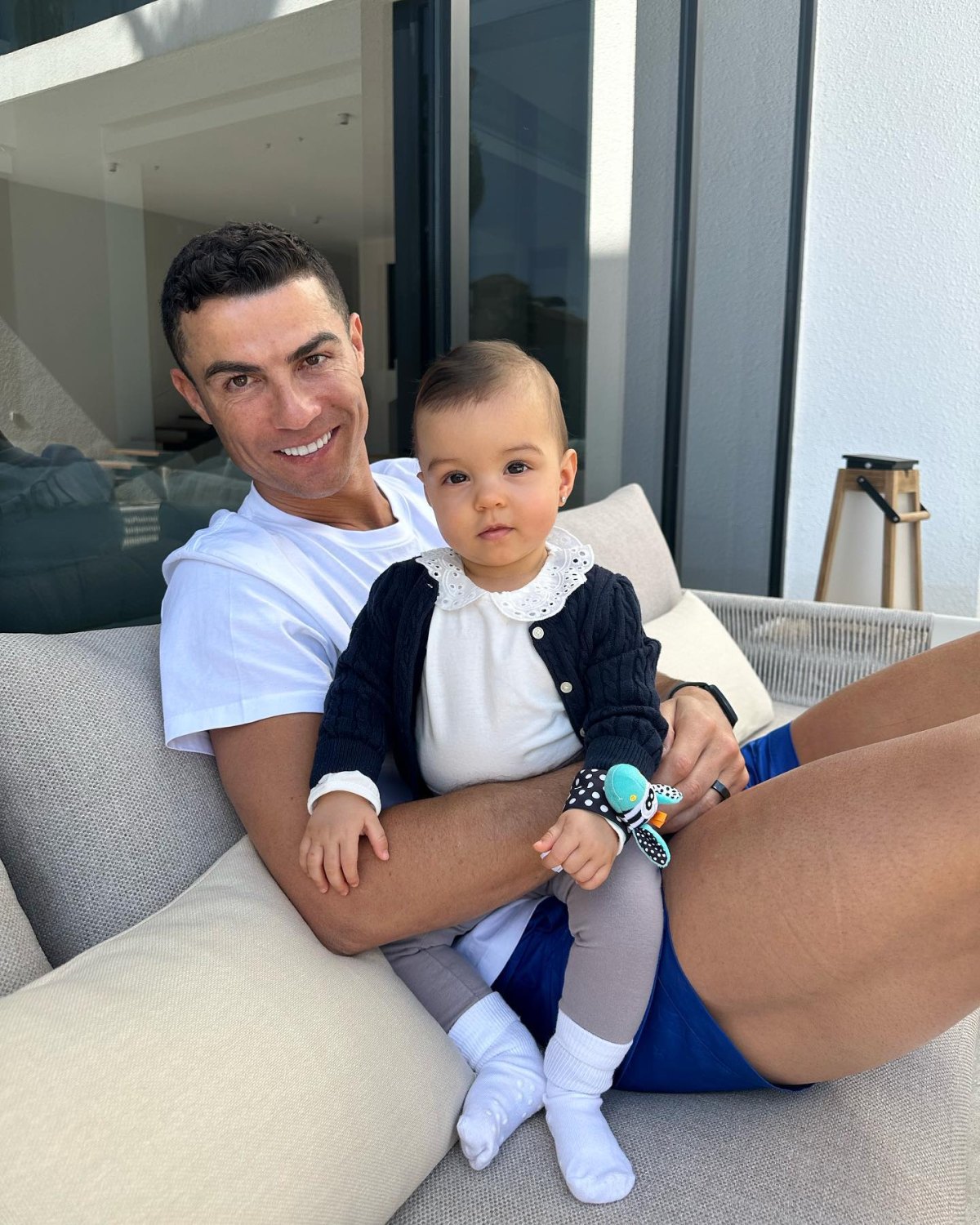 Imágenes del día: el carísimo babero de Dior de la hija pequeña de Georgina  Rodríguez y Cristiano Ronaldo