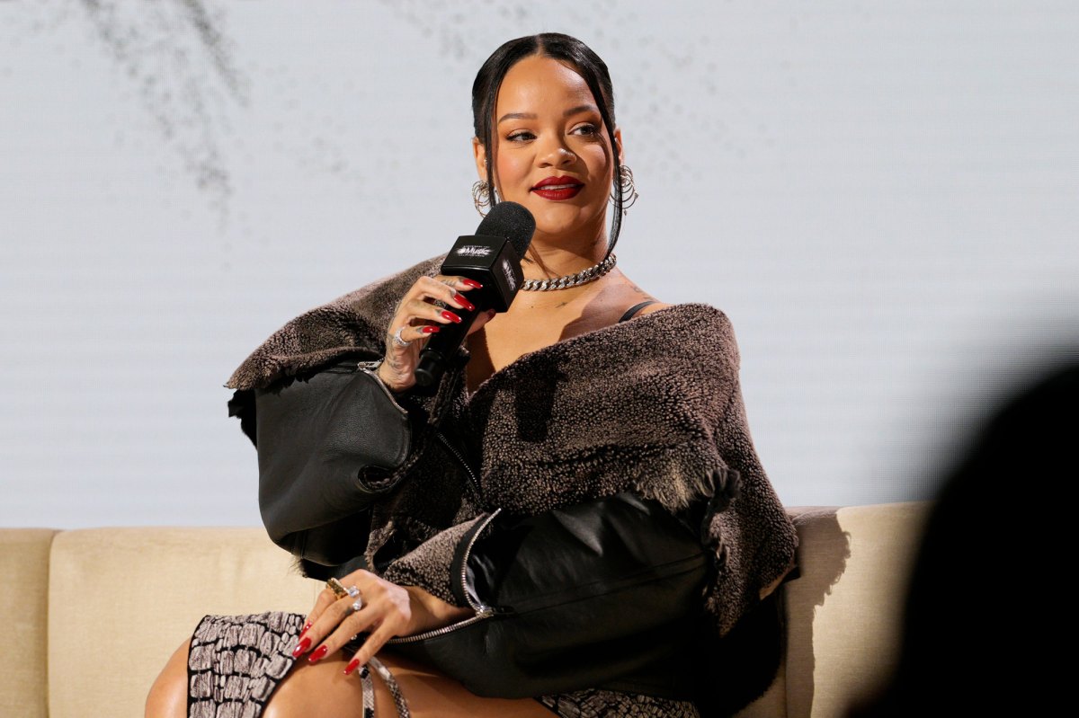 Rihanna Pregnant, Big Reveal during Super Bowl Halftime Show