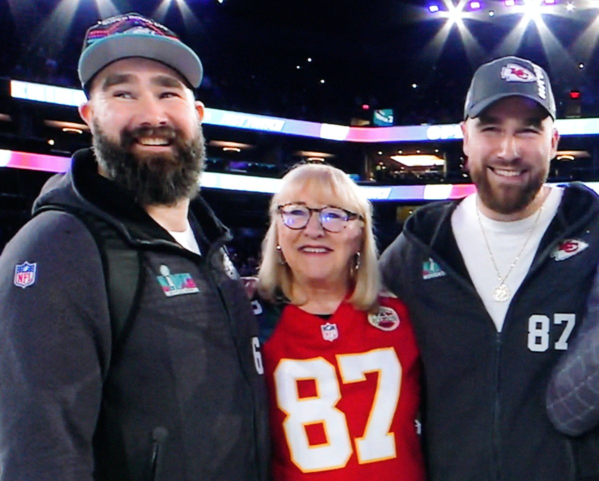 Travis and Jason Kelce's mom, Donna, debuts impressive Super Bowl outfit