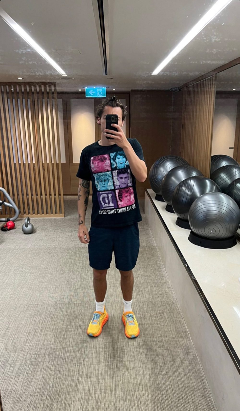 Harry Posts Gym Wearing One Direction Shirt: Details
