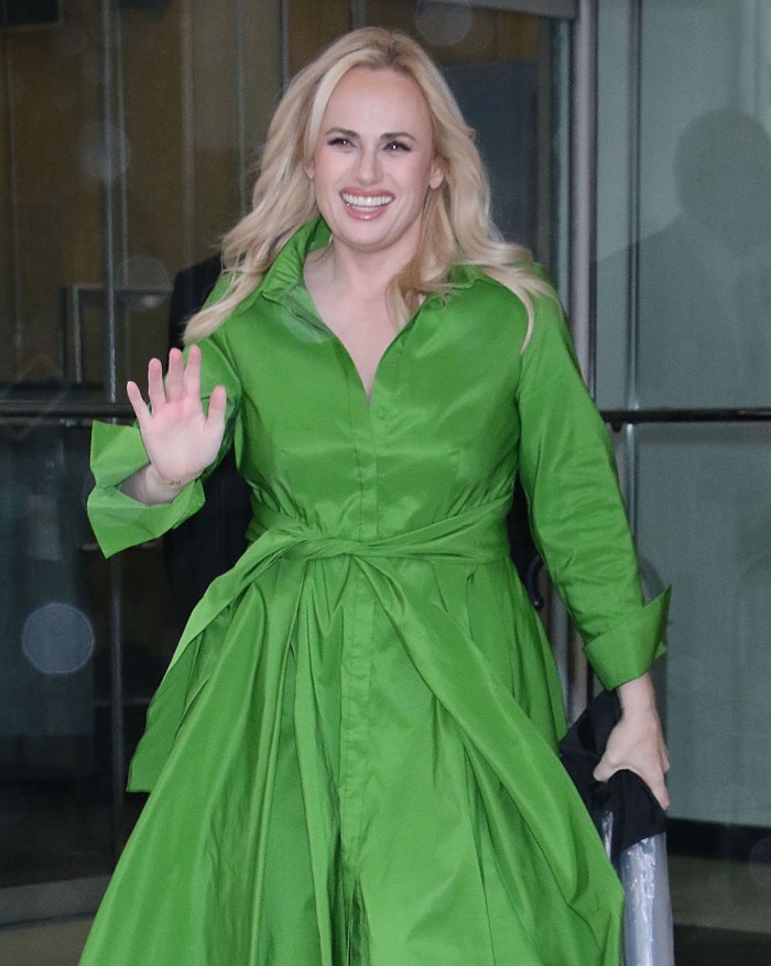 Rebel Wilson afirma que Meghan Markle 'não foi tão legal' com ela quanto o príncipe Harry durante o primeiro encontro vestido verde