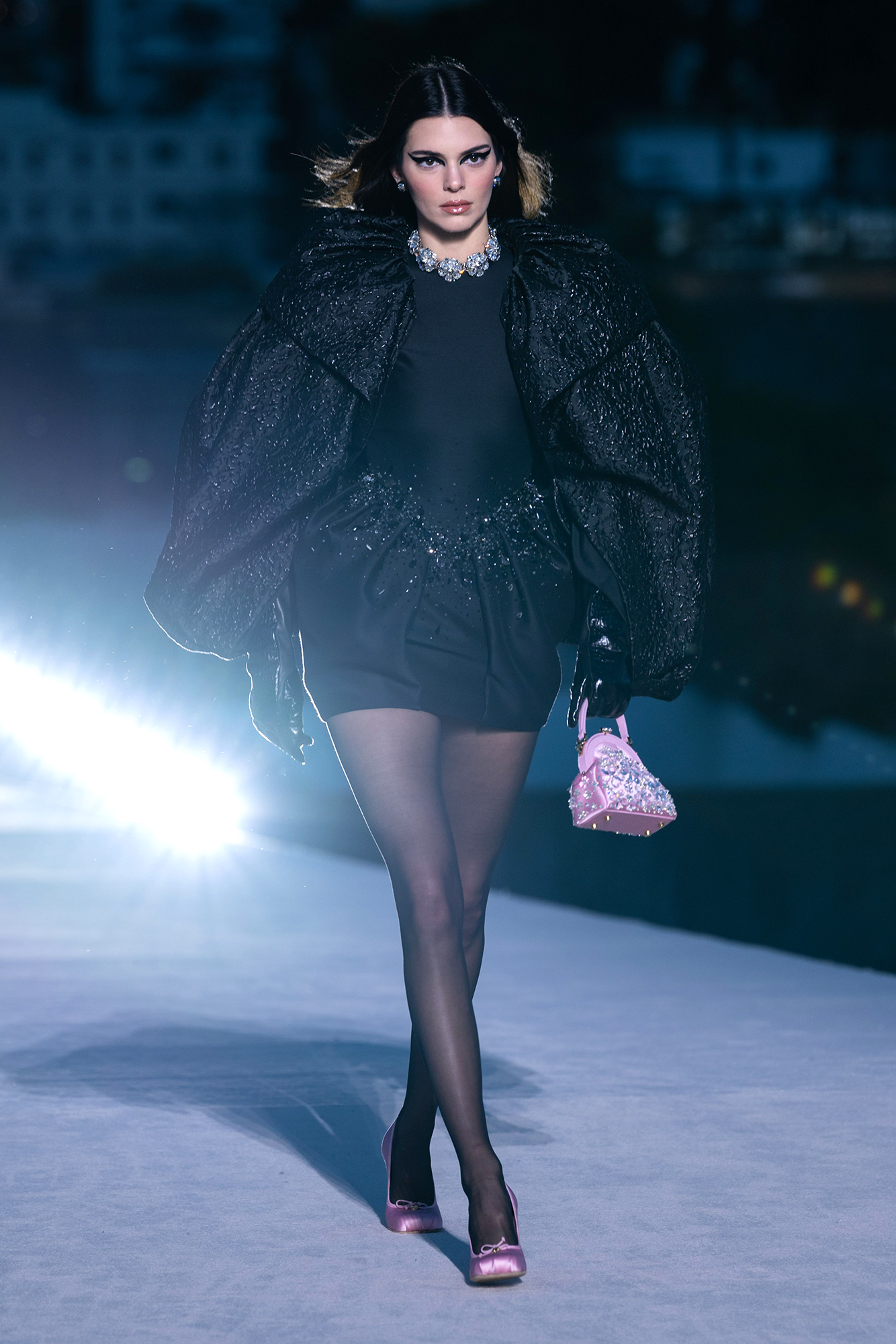 Naomi Campbell Owns the Runway at Versace's Fall 2023 Show – Footwear News