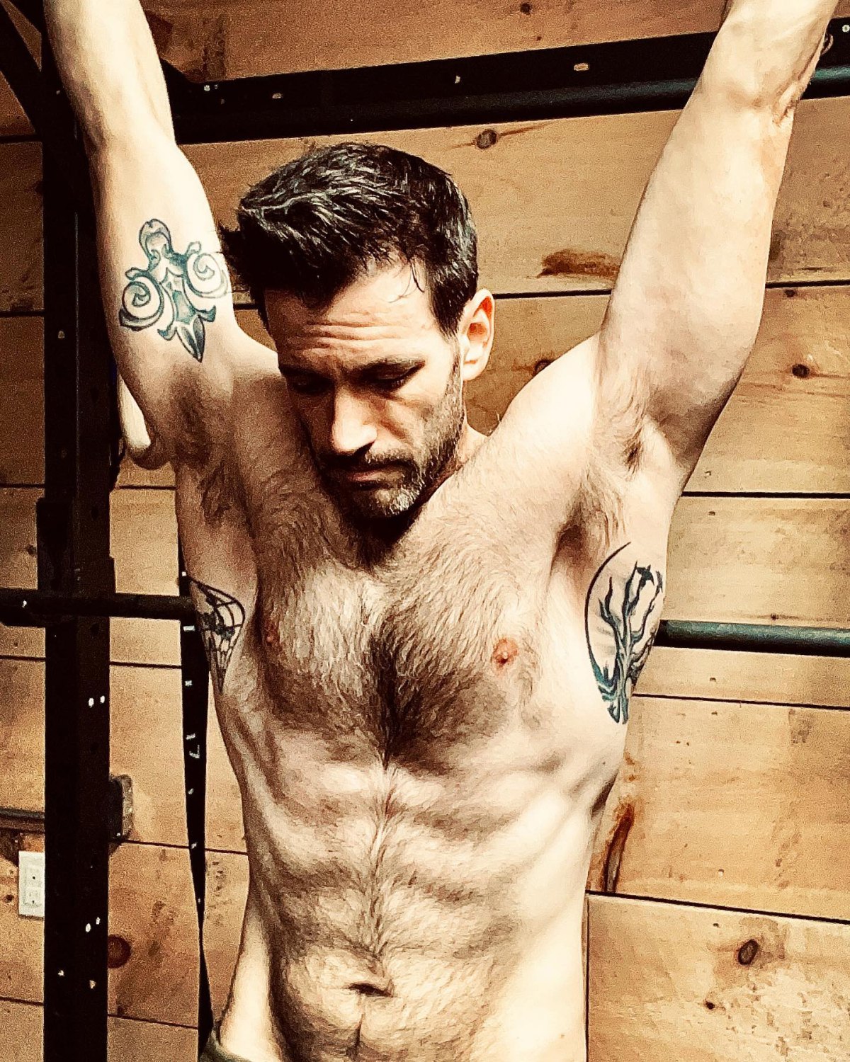 Colin Donnell Shows Off Abs After Getting Into Best Shape Us Weekly 