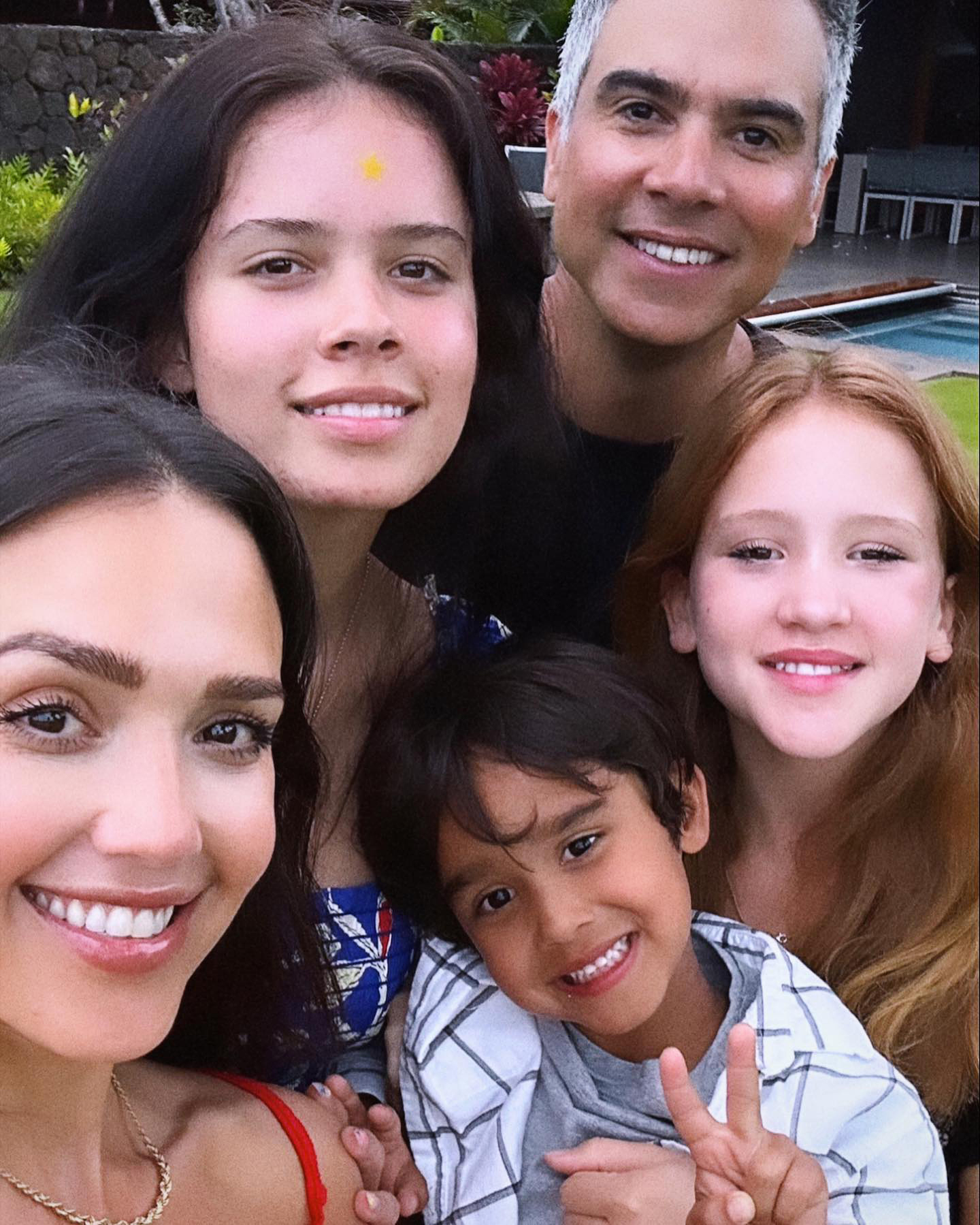 Jessica Alba Cash Warren Share Rare Photo With All 3 Kids Us Weekly   Jessica Alba Shares Rare Family Photo With Husband Cash Warren And All 3 Kids 02 