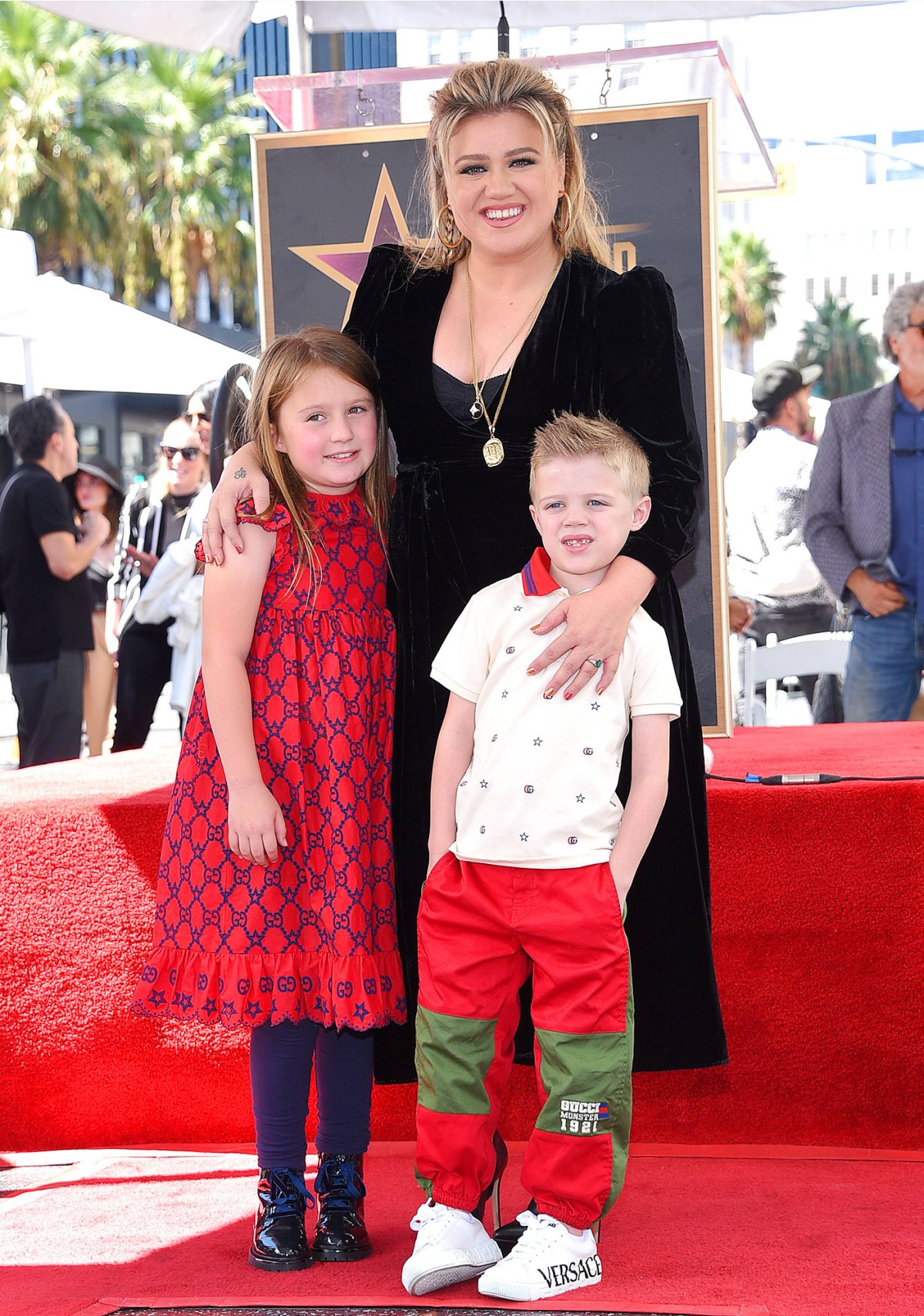 Kelly Clarkson Kids and Family Photos- How Many Children Does Kelly Clarkson  Have?