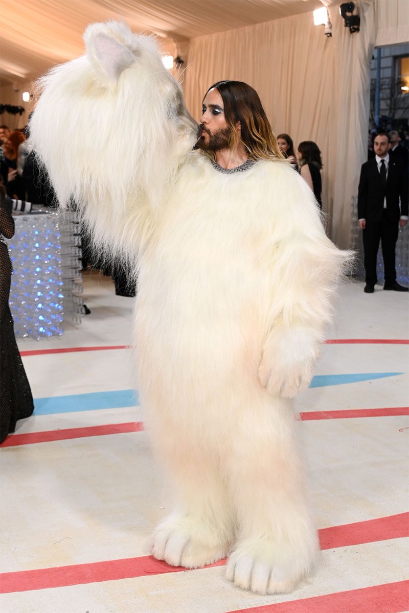 jared-leto-dresses-as-karl-lagerfelds-cat-choupette-for-the-2023-met-gala-photos