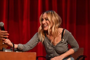 sarah-jessica-parker-grey-top-2