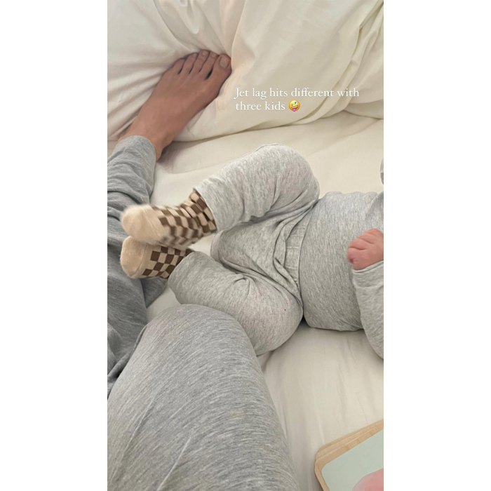 Behati Prinsloo partage une photo de son 3e bébé en train d'allaiter avec Adam Levine 3