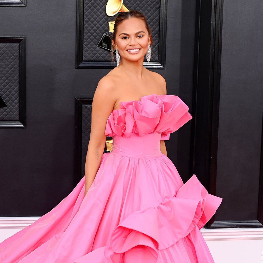 Chrissy Teigen Slams Troll Claiming She Has a New Face 2