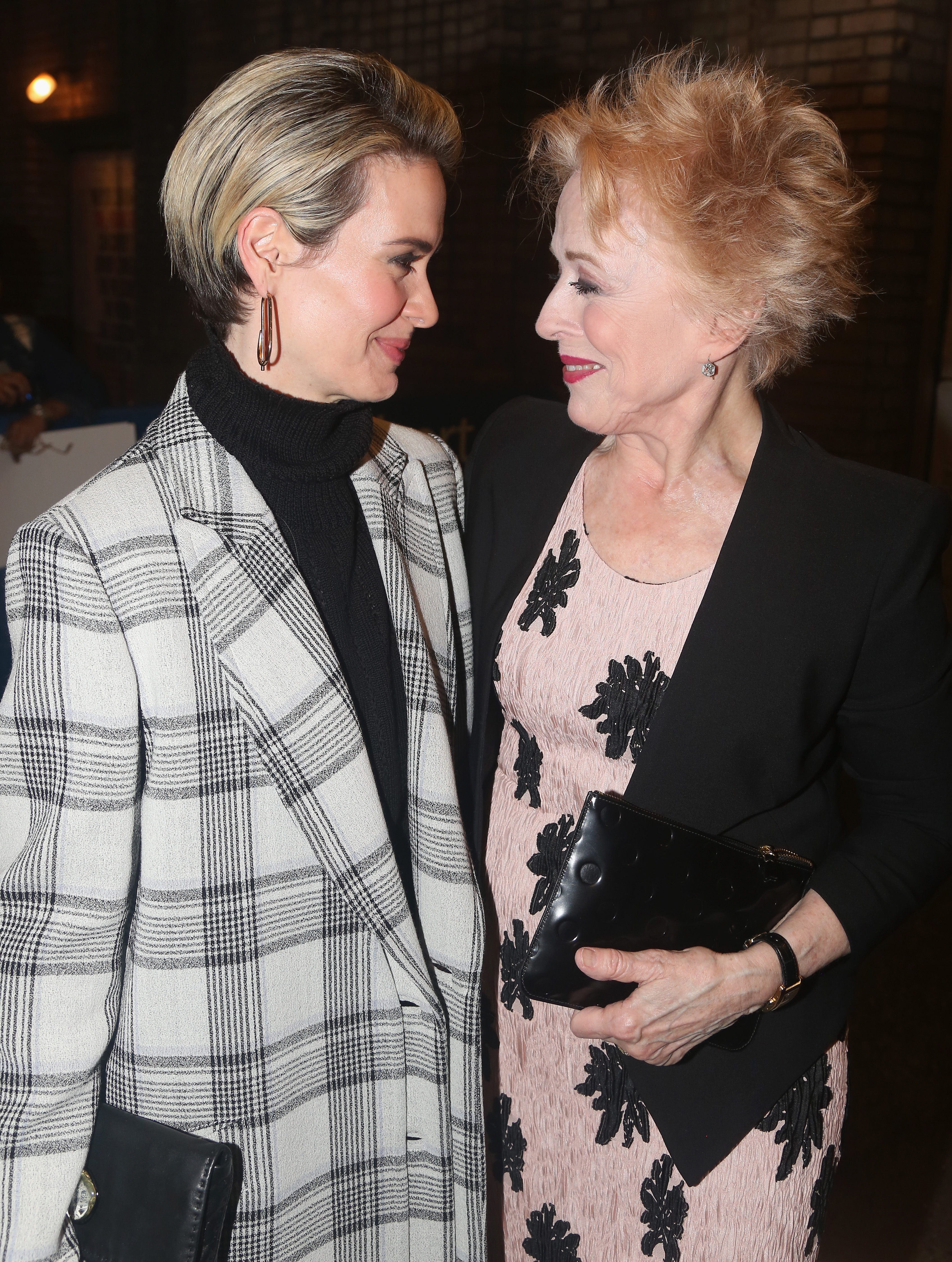 Sarah Paulson e Holland Taylor trazem elegância discreta para o Emmy