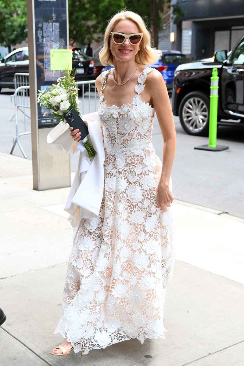 Naomi Watts Marries Billy Crudup Wearing $5K Wedding Dress and Carrying Deli Flowers: Photos