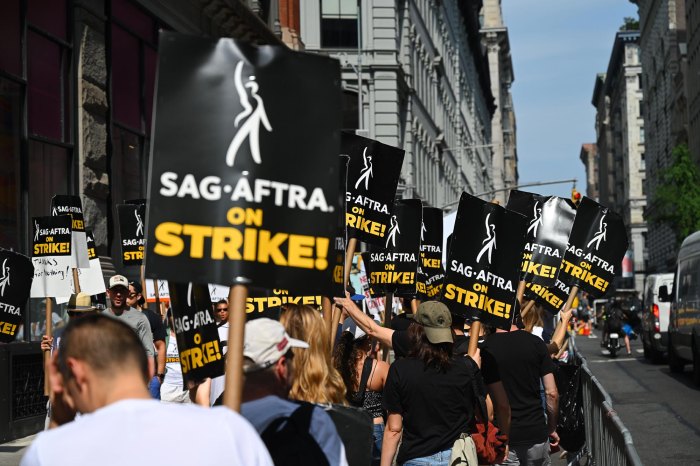 Broadway pourrait fermer pendant que le syndicat négocie des contrats Ce qu'il faut savoir sur une éventuelle grève 405