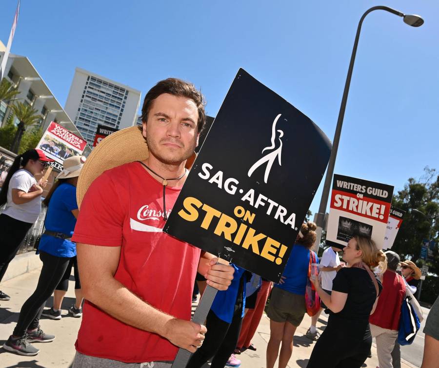 Celebrities Who ve Joined the SAG-AFTRA Strike Picket Lines 398 Emile Hirsch