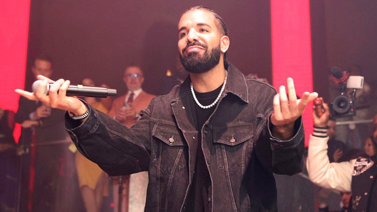 Drake stunned after a bigger 46G bra is thrown at him on stage