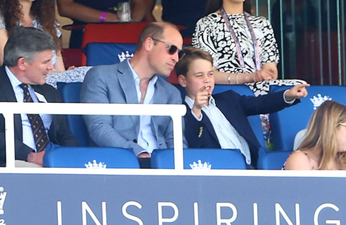 Le prince George déguste une pizza avec le prince William lors d'un match de cricket : photos