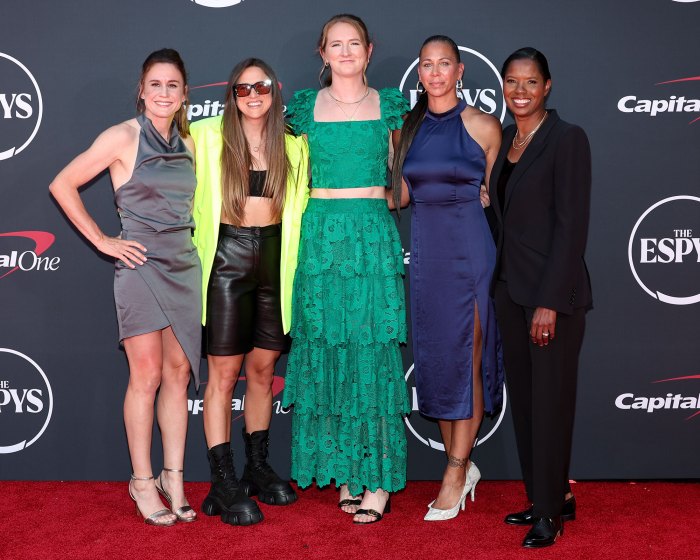 La Selección Femenina de Fútbol de EE. UU. sube al escenario de los Premios ESPY 2023 para recibir el Premio Arthur Ashe por Coraje