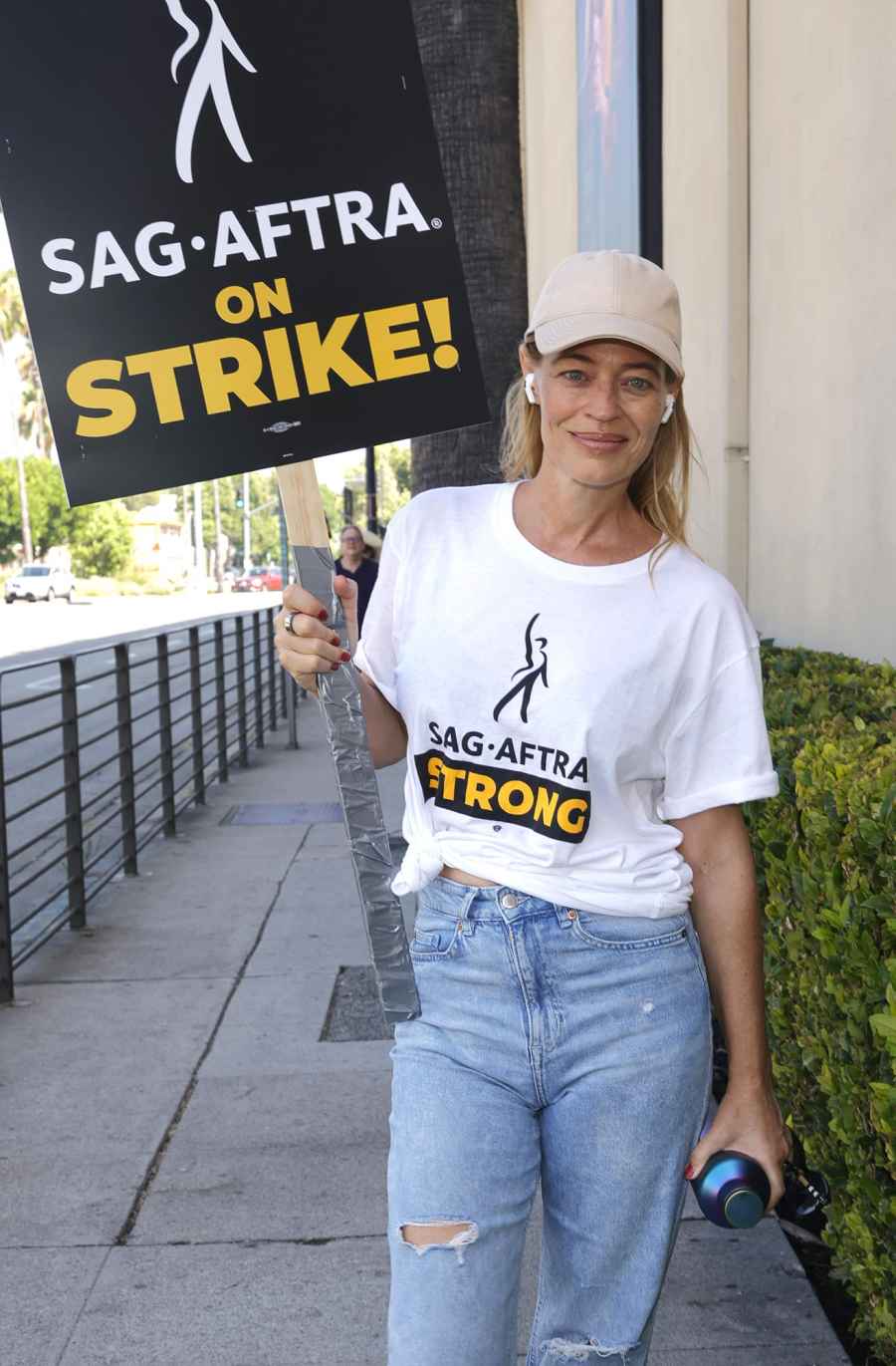 Celebrities Who ve Joined the SAG-AFTRA Strike Picket Lines Kevin Bacon Olivia Wilde and More 291