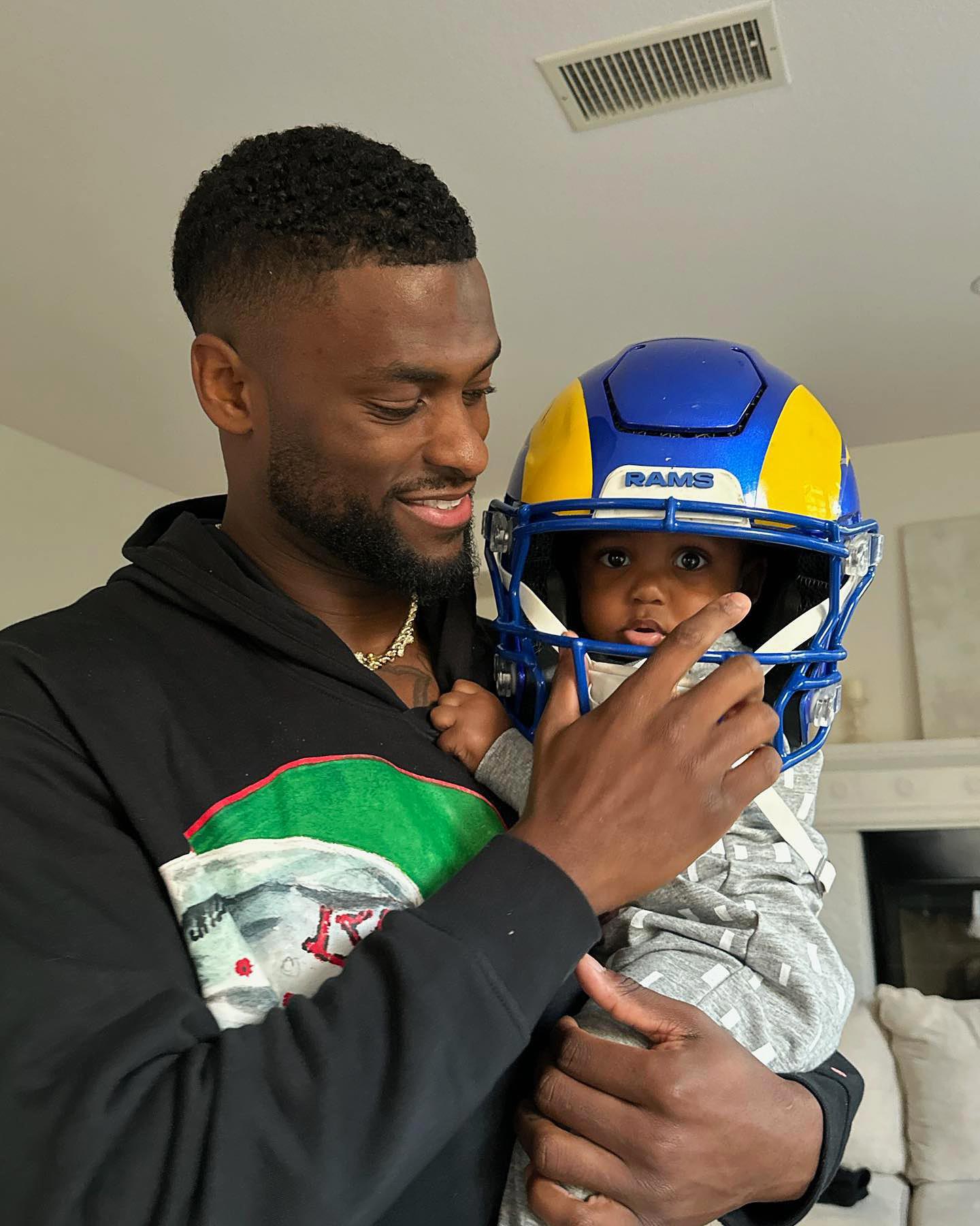 NFL で最もホットな父親: 過去と現在のフットボール選手とその子供たち