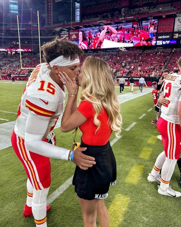 Patrick And Brittany Mahomes Share Sweet Sideline Kiss After Chiefs Win B32