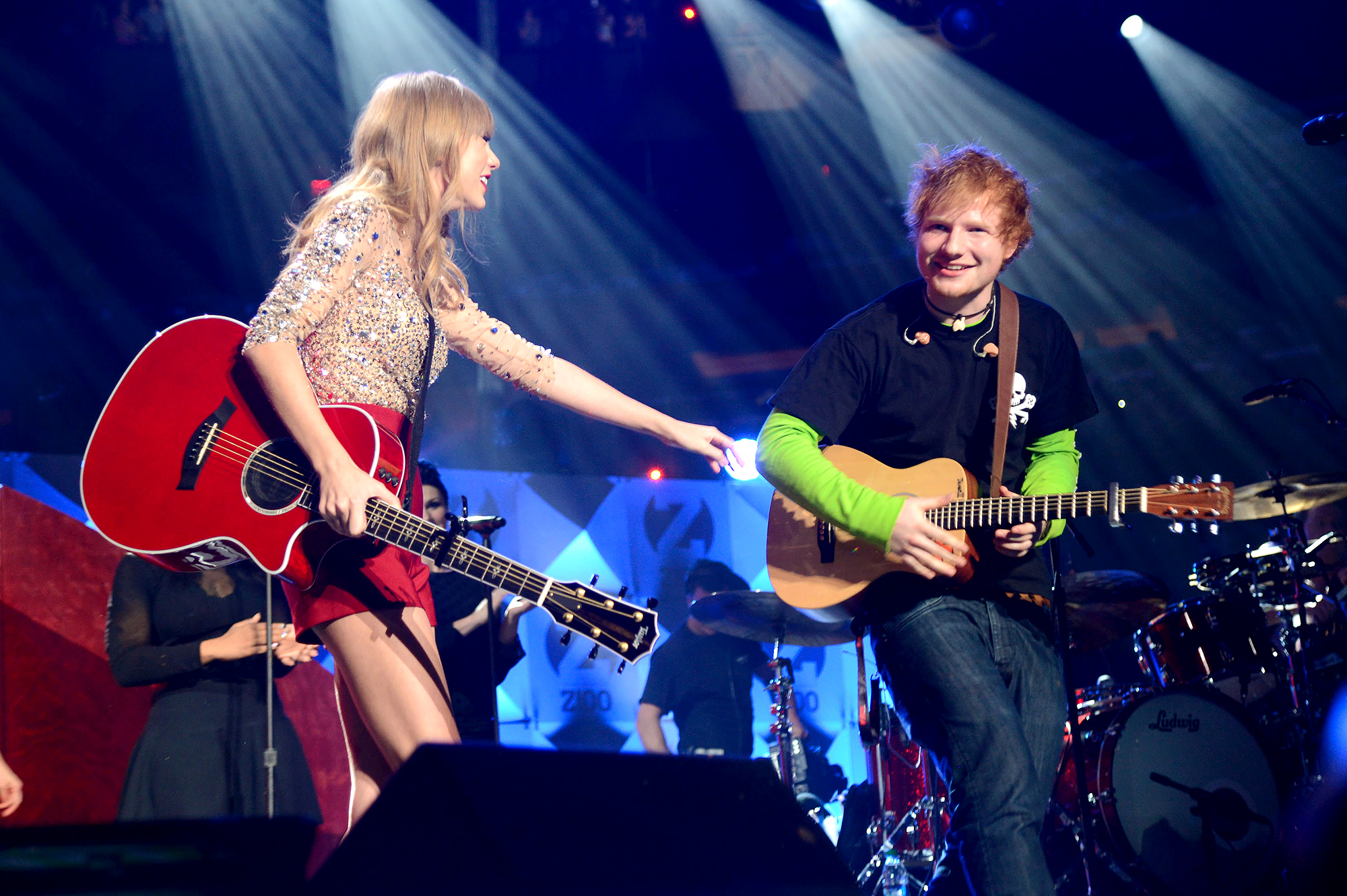 ช่วงเวลาแห่งมิตรภาพที่ดีที่สุดของ Taylor Swift และ Ed Sheeran ในช่วงหลายปีที่ผ่านมา