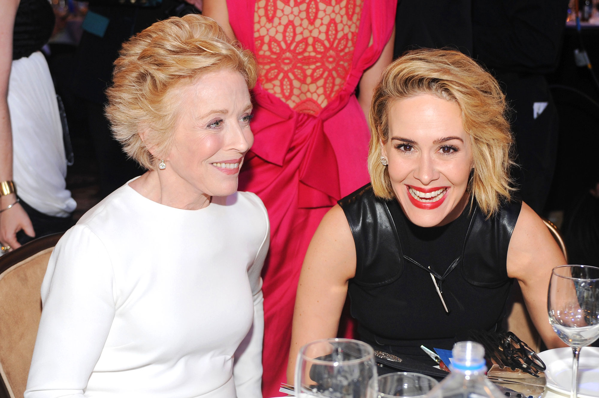 Sarah Paulson y Holland Taylor aportan una elegancia discreta a los Emmy