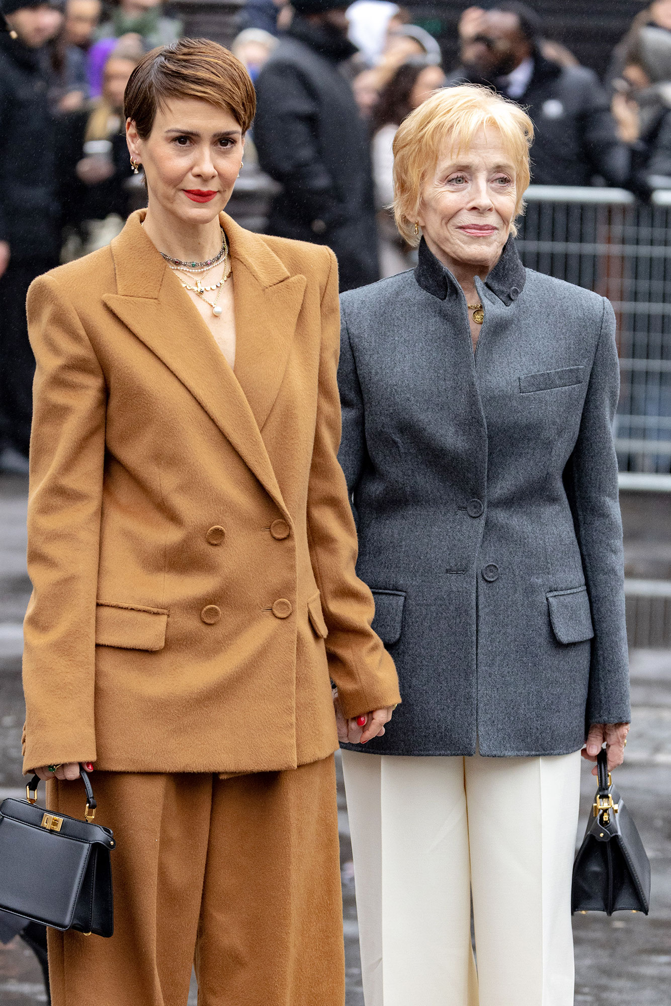 Sarah Paulson y Holland Taylor aportan una elegancia discreta a los Emmy