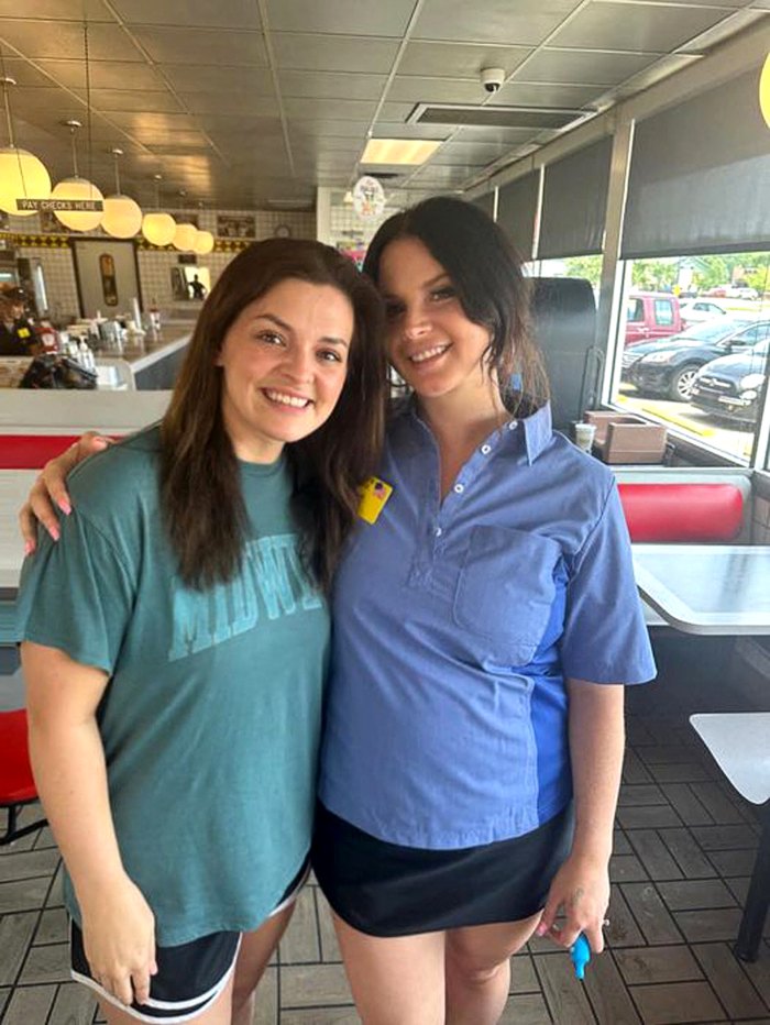 Lana Del Rey a servi à un client une tasse de trempette au tabac lors de son travail de serveuse à l'Alabama Waffle House