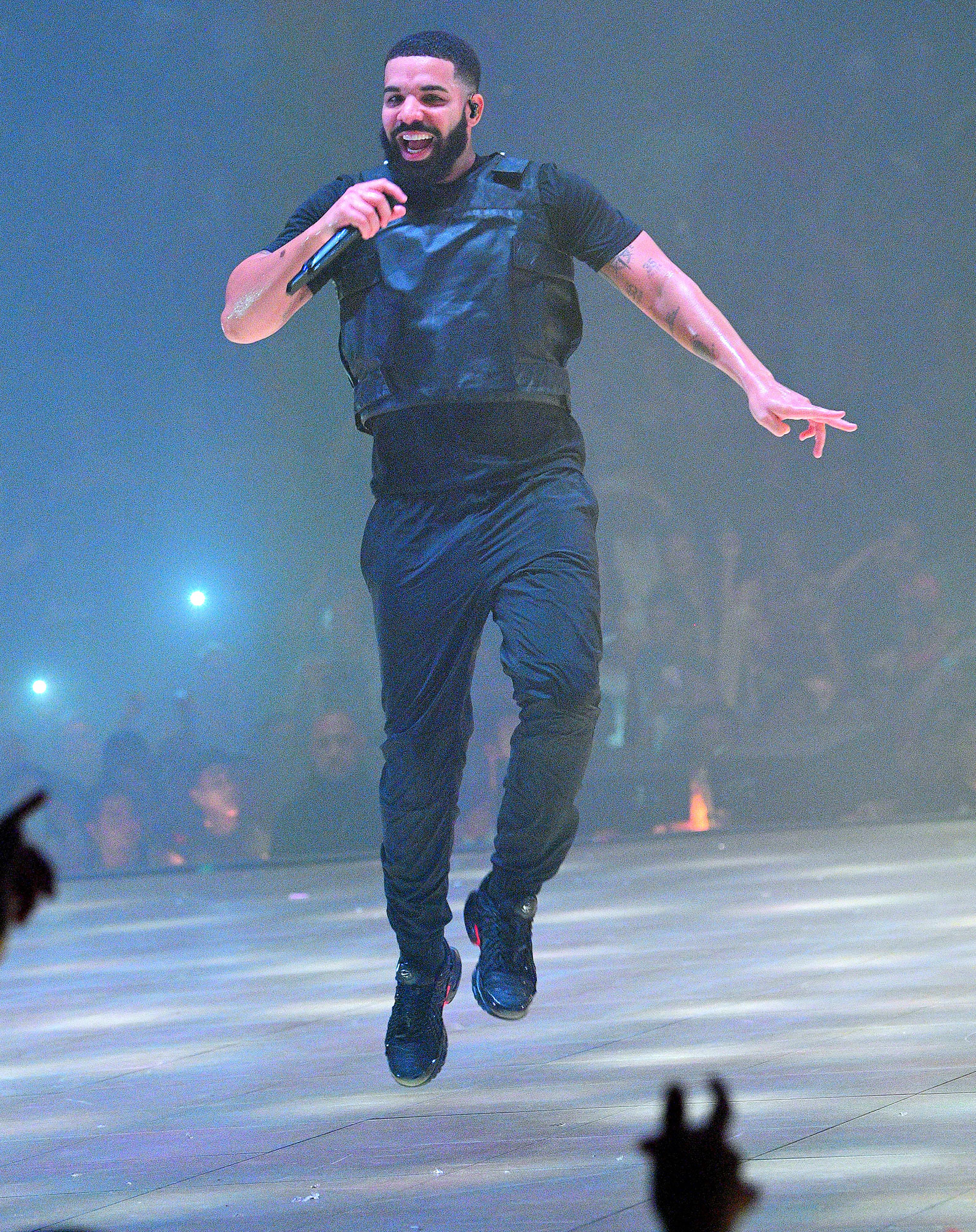 Unveiling Drake's Coolest Fashion Moments: These Looks Will Blow Your Mind!