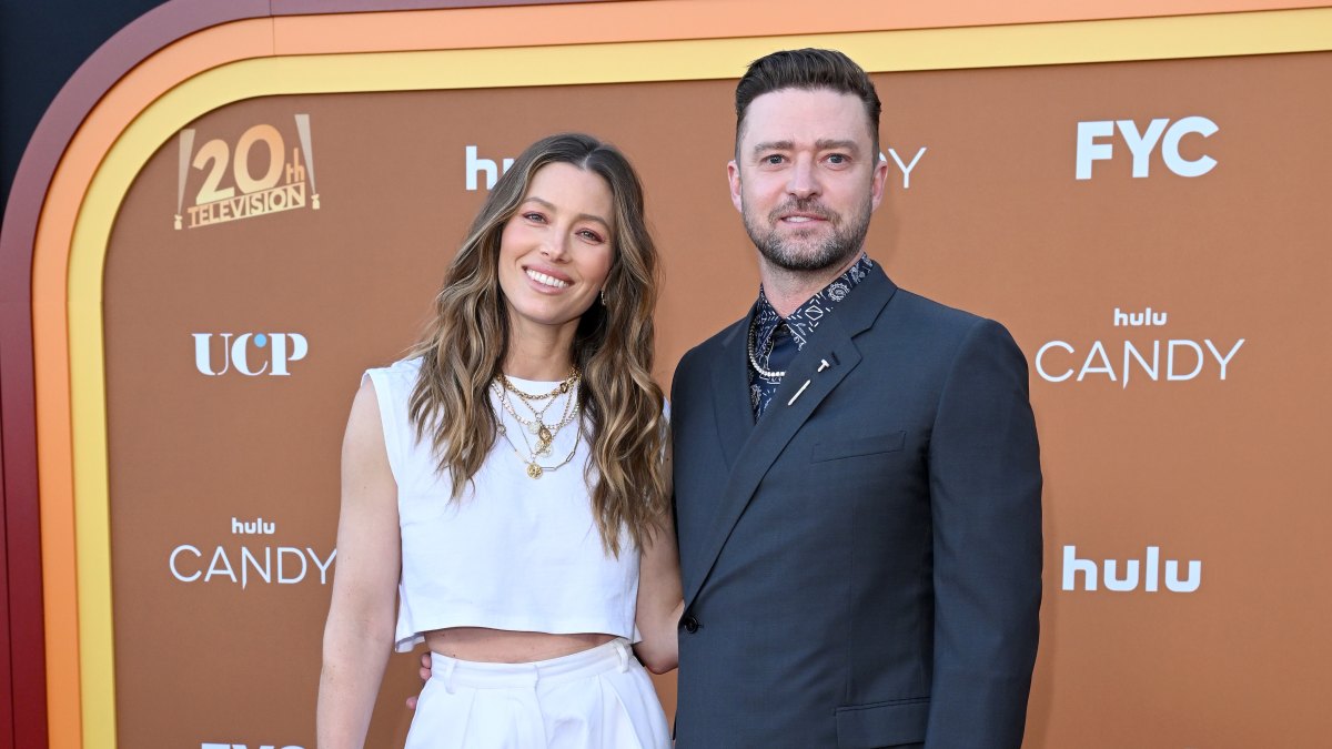 Justin Timberlake & Jessica Biel Hold Hands In Rome