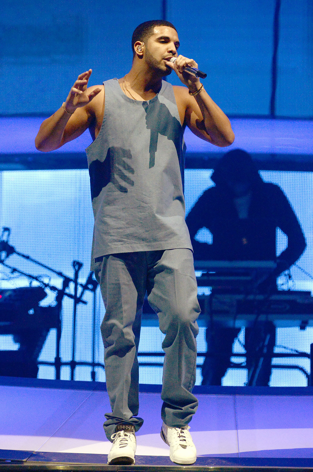 Unveiling Drake's Coolest Fashion Moments: These Looks Will Blow Your Mind!
