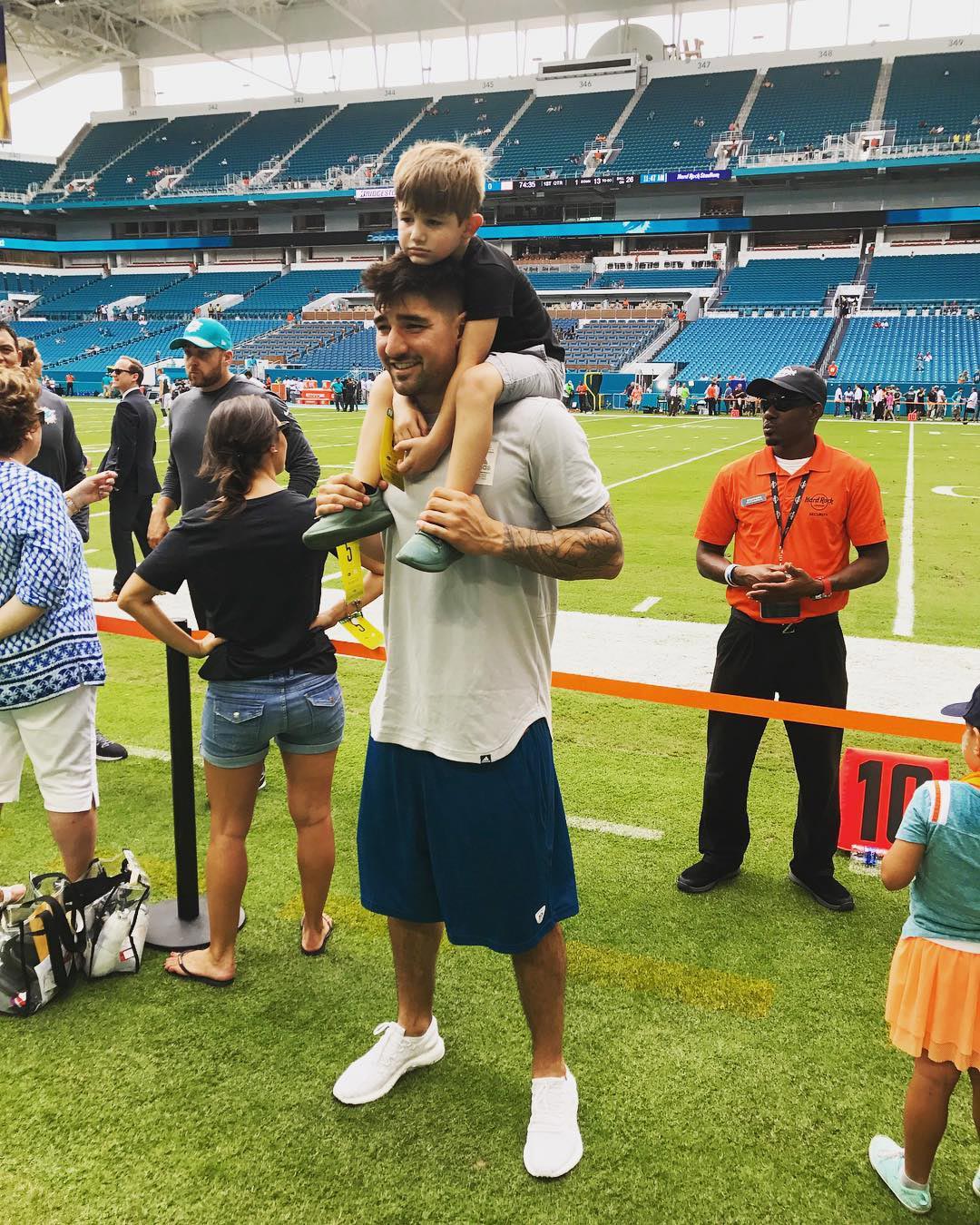 El hijo de la estrella de los Filis, Nick Castellanos, Liam es su mayor admirador: fotos familiares