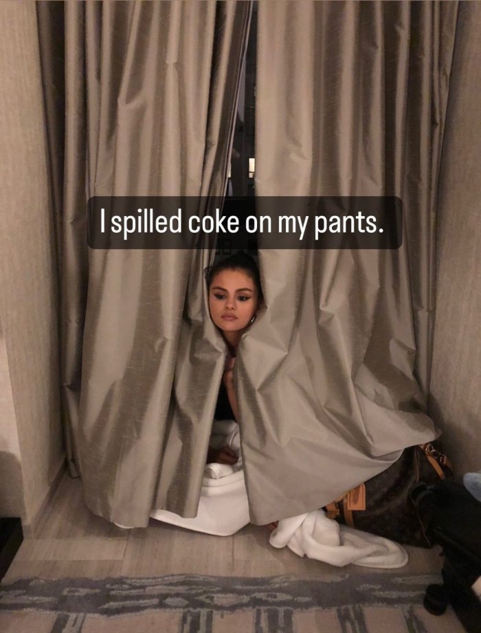 Selena Gomez se cache derrière des rideaux après avoir renversé du Coca sur mon pantalon