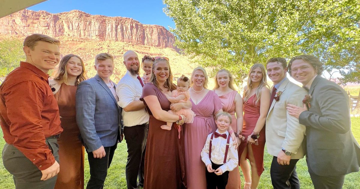 Sister Wives' Janelle Brown Poses With Kids at Christine's Wedding | Us ...