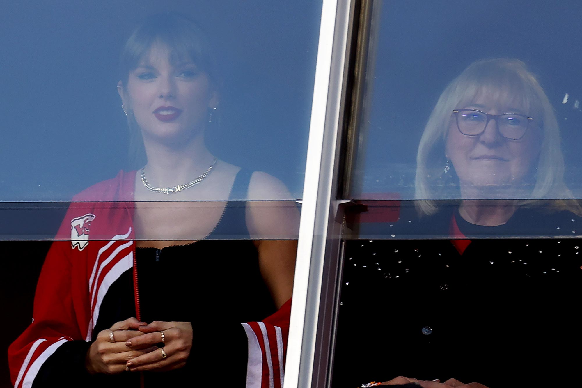Taylor Swift Supports Travis Kelce at Chiefs, Broncos Game News Leaflets