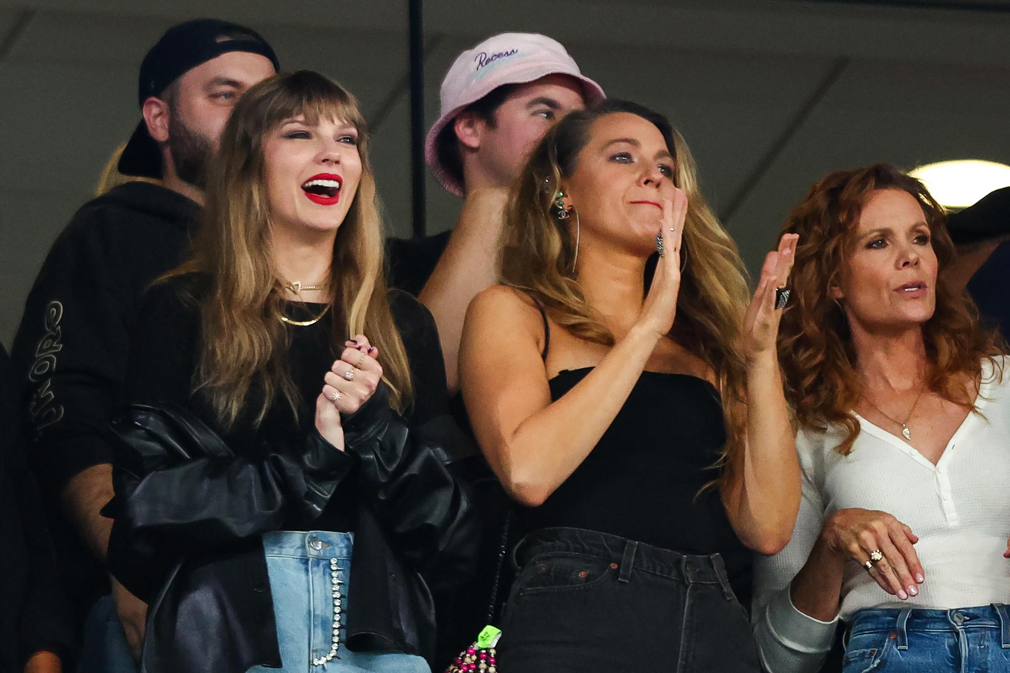 สไตล์เกมวันสุดชิคของ Taylor Swift ที่ Chiefs Games ของ Travis Kelce