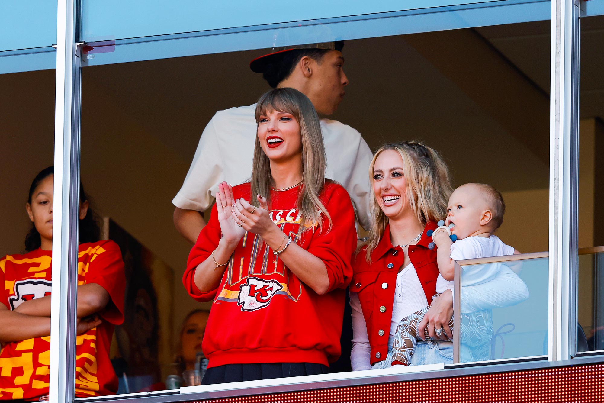 Travis Kelce의 Chiefs Games에서 Taylor Swift의 가장 세련된 게임 데이 스타일