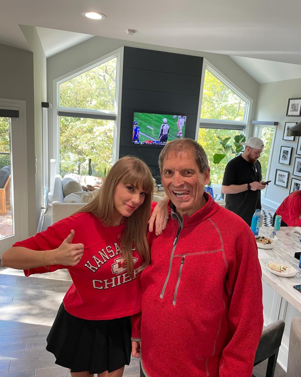 Taylor Swift's Kansas City Chiefs vs. Los Angeles Chargers Game Day Outfit