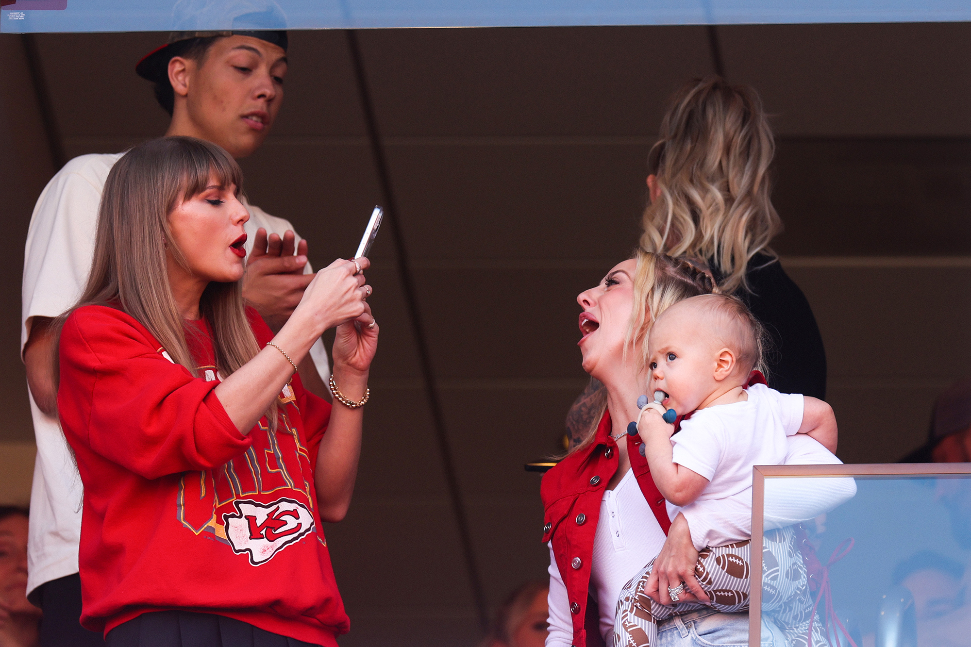 Taylor Swift, Travis Kelce'yi Tezahüratlamak İçin NFL Maçına Her Katıldığında