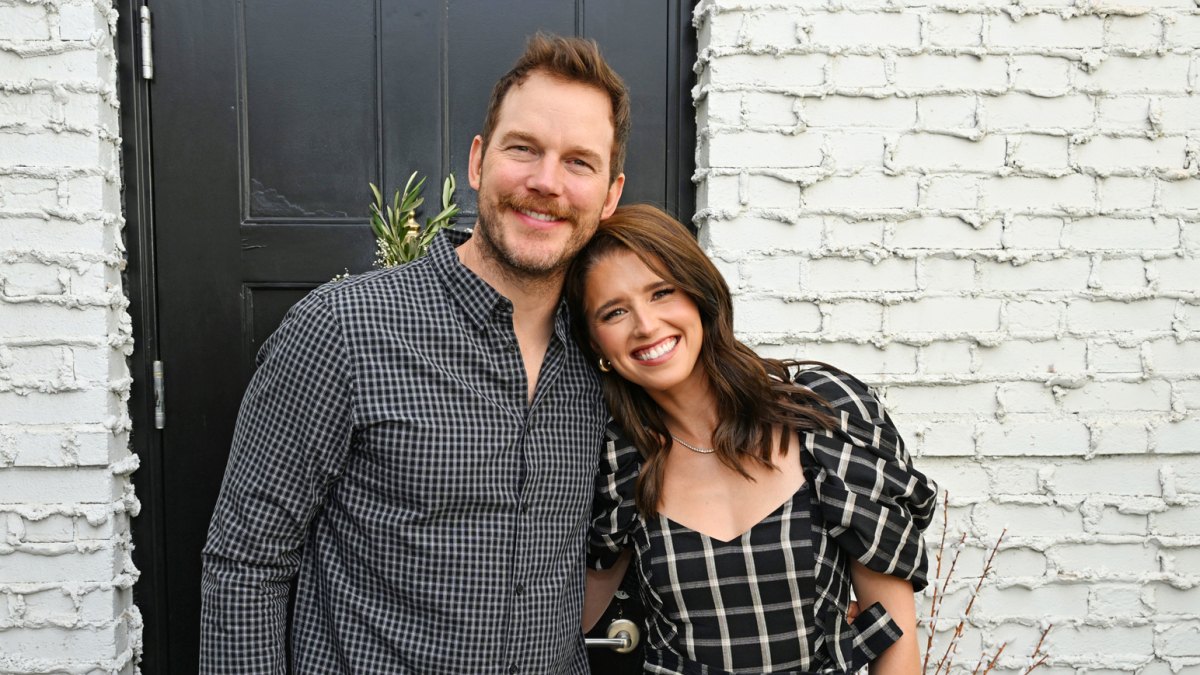 https://www.usmagazine.com/wp-content/uploads/2023/12/Katherine-Schwarzenegger-and-Chris-Pratt-Daughters-Had-Very-Different-Reactions-to-Santa-Claus-1.jpg?crop=270px%2C4px%2C1544px%2C873px&resize=1200%2C675&quality=86&strip=all