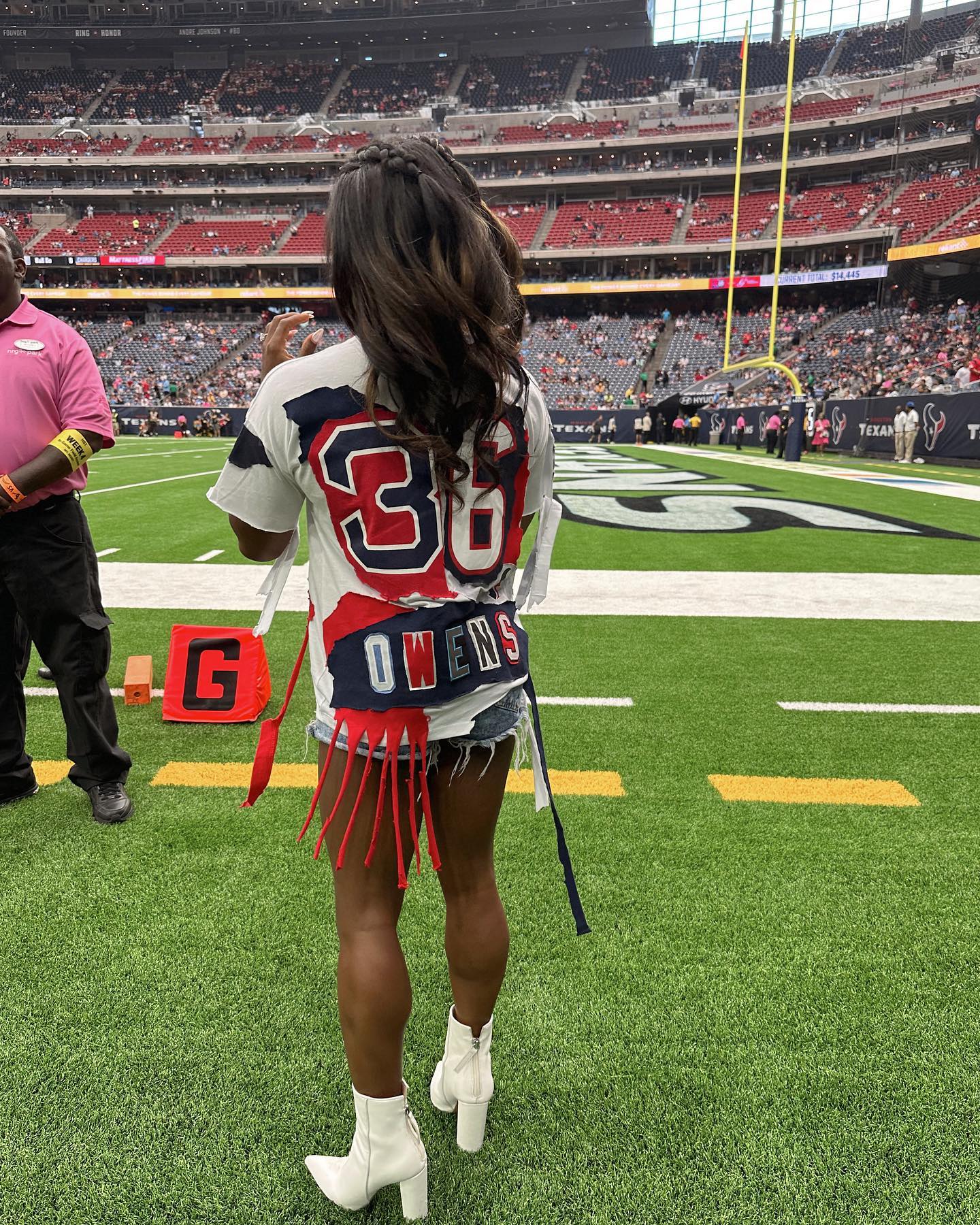 Simone Biles kleidet sich immer, um an der NFL-Seitenlinie zu beeindrucken