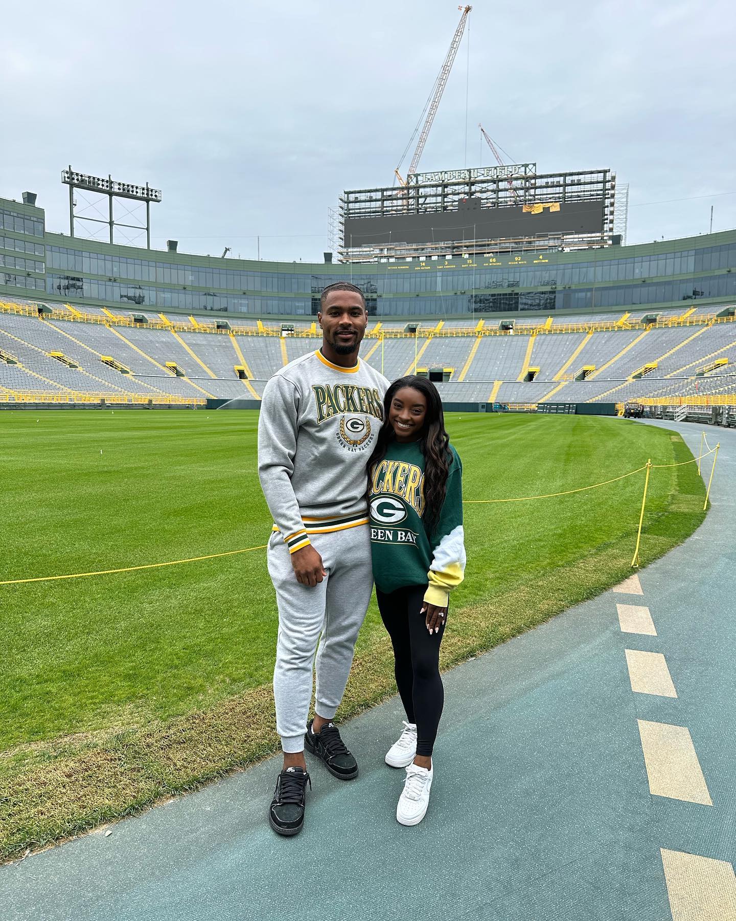 Simone Biles sempre se veste para impressionar nos bastidores da NFL