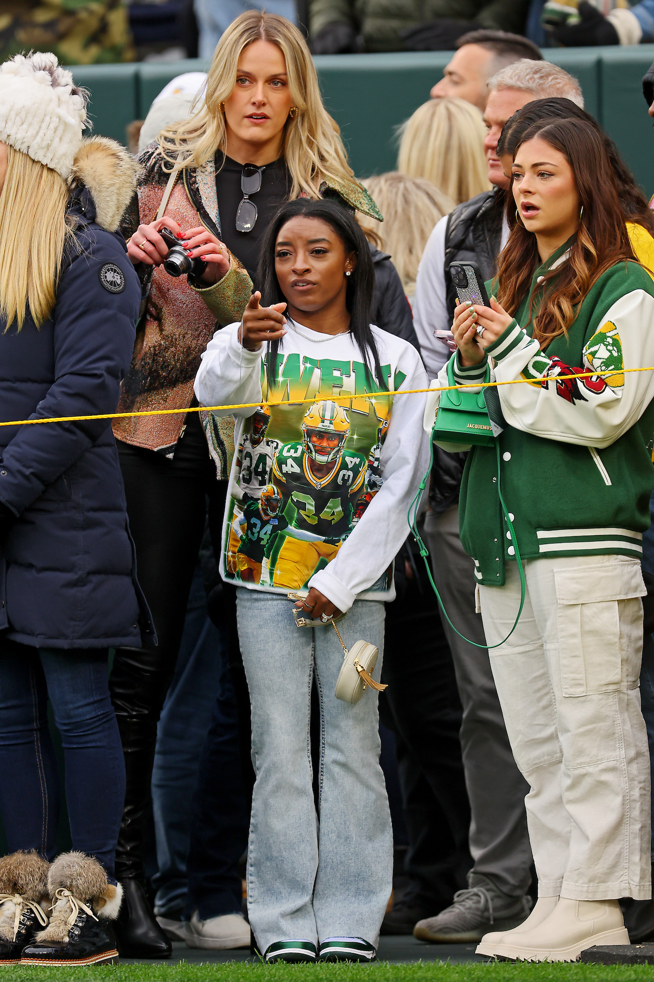 Simone Biles sempre se veste para impressionar nos bastidores da NFL