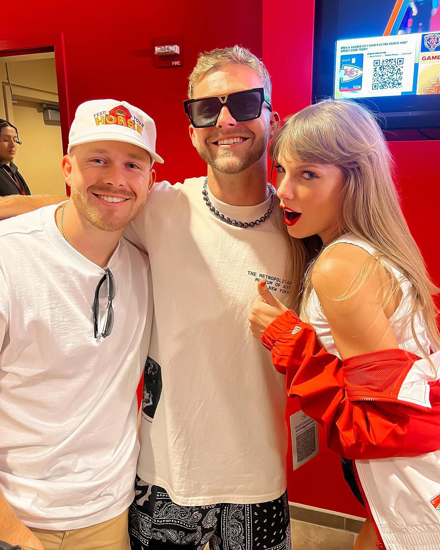 Taylor Swift Travis Kelce Share Kiss at Christmas Bar in Kansas